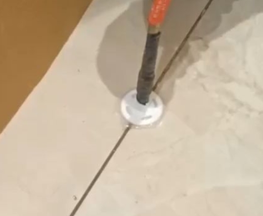 神农架林瓷砖空鼓维修公司专业解答瓷砖在铺贴过程中，如果没有涂抹均匀到位的粘结材料（如水泥砂浆或瓷砖胶），可能会导致以下问题